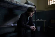 Endeavour Morse (Shaun Evans) sieht sich die Gefängniszelle des Häftlings Aldridge näher an. Kurz nach dessen Ausbruch wurde seine Leiche gefunden.