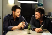 Ben (Jörg Rohde, re.) gibt Marco (Salvatore Greco) gegenüber zu, dass der Streit mit Richard ihn belastet.