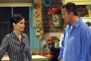 Noch ahnen die Freunde nicht, dass Monica (Courteney Cox, l.) schummelt und heimlich Extralose für sich und Chandler (Matthew Perry, r.) gekauft hat ...