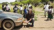 Jeremy Clarkson knotet ein Abschleppseil an sein Auto.