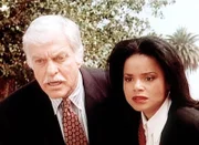 Mark (Dick Van Dyke, l.) und Amanda (Victoria Rowell, r.) beobachten auf einer Beerdigung voller Entsetzen einen Mord._Titel: Diagnose: Mord