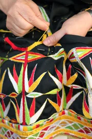 Jeder Ort auf Sardinien hat seine eigenen Trachten mit eigenen Farben und Ornamenten: Sie erzählen von Herkunft und Identität.