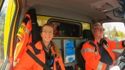 Im Rettungswagen der Feuerwehr Chemnitz: Theresia (links), Auszubildende Lisa Georgi (Mitte hinten) und Thomas Clauss (rechts)