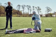 Ein Spieler liegt tot auf dem Spielfeld: Erik Johansson als Sebastian Ståhl (l.), Nathan Clarke als Kasper (liegend)