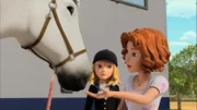Bianca hat von Luca Pferdemints geschenkt bekommen, mit denen sie Wendys Pferd Penny füttert.
