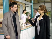 ARD/MDR IN ALLER FREUNDSCHAFT FOLGE 635, "Wo Rauch ist …", am Dienstag (11.03.14) um 21:00 Uhr im ERSTEN. Die Personalanwerberin Dr. Olivia Jung (Nadine Schori) sucht Dr. Philipp Brentano (Thomas Koch) in der Sachsenklinik auf (im Hintergrund Komparsen) und bietet ihm eine Oberarztstelle in Kalifornien an.