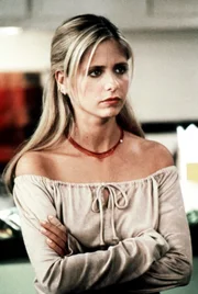 Buffy (Sarah Michelle Gellar) hofft, dass ihr Thanksgiving-Essen, zu dem all ihre Freunde kommen, auch gelingen wird.