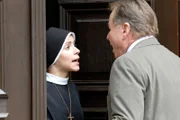 Schwester Gina (Donia Ben-Jemia) weist Wöller (Fritz Wepper) die Tür.