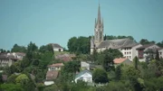 In dem kleinen Ort Fumel in Südwestfrankreich kennt jeder jeden. Die Dorfbewohner können nicht glauben, dass einer von ihnen ein Mörder sein soll.