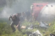 Überlebende rennen um ihr Leben, als Tans Peru Flug 204 am 23. August 2005 bei einem Landeversuch in Pucallpa, Peru, abstürzt. 40 Menschen kamen ums Leben, als die Boeing 737 in einen Wald stürzte und wenige Kilometer von der Landebahn entfernt in zwei Teile zerbrach.