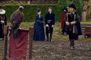 L-R: Mary Villiers (Julianne Moore), George Villiers (Nicholas Galitzine ) und King James I (Tony Curran)