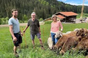 Auf dem Oberstixner-Hof in Missen-Wilhams verbringt Banker Christoph Sembach, genannt Chrische, als freiwilliger Helfer seinen Urlaub.