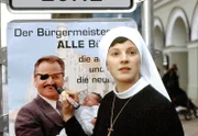 Novizin Sophie Tietze (Anne Weinknecht) verunziert Wöllers Wahlkampfplakat.