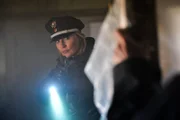Polizeioberkommissarin Melanie Hansen (Sanna Englund) verfolgt einen Verdächtigen, der sich vor ihr versteckt hat.