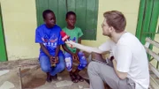 ORF-Regisseur Konstantin Obermayr im Gespräch mit Kindern in Ghana (St. Agatha Junior High School, ein katholisches Internat für Mädchen).