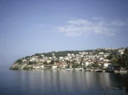 Blick auf die Stadt Ohrid vom Ohrid-See aus
