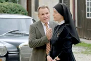 Wöller (Fritz Wepper) will sich im Kloster bei Schwester Hanna (Janina Hartwig) vor Rosemarie verstecken.