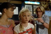 Lewis (Angus McLaren, re.) nervt Rikki (Cariba Heine, Mitte) und Cleo (Phoebe Tonkin, li.) allmählich damit, dass er immer neue Proben von den Mädchen fordert, um sie zu untersuchen.