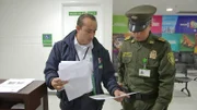 BOGOTA, COLOMBIA- An Immigration officer shows the police documents. Oficial de migraciones muestra documentos a policiÌa.