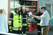 Ludwig (Martin Wenzl, rechts) hat sich den Anweisungen von Feuerwehr-Kommandant Mike (Harry Blank, links) widersetzt. Mit Vera (Sybille Waury, links) und Gregor (Holger Matthias Wilhelm, Mitte).