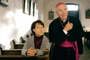 Bischof Rossbauer (Horst Sachtleben) hat eine Überraschung für Schwester Hanna (Janina Hartwig). Sie darf doch bleiben.