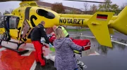 Die ADAC-Crew von "Christoph 61" bei der Verlegung eines Schlaganfallpatienten aus dem Krankenhaus Naumburg in die Klinik Bergmannstrost Halle. (Foto für alle Folgen)