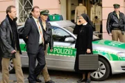 Die Mutter Oberin (Rosel Zech) ist baff: Herbert Danzer (Dietrich Siegl) wird abgeführt.