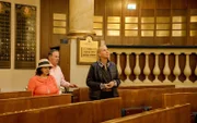 In der Synagoge erinnern sich Ramy und Brigitte an die Hochzeit.