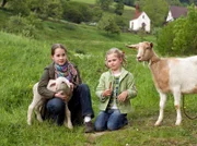 Greta (Enya Elstner) und Lilie (Lotte Hanné) (v.l.n.r.) sind ganz verzückt vom kleinen Lämmchen.