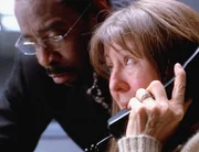 Pflegemutter Barb (Mia Dillon) verstellt ihre Stimme als Erica und hofft, an das Zwei-Millionen-Erbe zu kommen. Werden Ron Carvers (Courtney B. Vance) Vermutungen bestätigt?