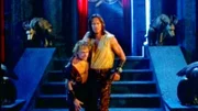 Hercules (Kevin Sorbo, re.) stützt seinen Freund Iolaus (Michael Hurst), der von einem Vampir gebissen wurde. Iolaus kämpft mit allen Mitteln gegen seine Verwandlung in einen Untoten an, um Hercules im Kampf gegen den Obervampir Zeit zu verschaffen.