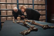 Die Anthropologin Dr. Bettina Jungklaus (r.) und die Archäologin Dr. Christiane Hemker (l.) begutachten ein Skelett aus dem 16. Jahrhundert, das eine Hiebwunde am Kopf aufweist. Wurde dieser Mann ermordet? Wie bestrafte man damals Mörder? 'ZDF-History' geht auf Spurensuche.