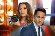 Allie (Alexa PenaVega) soll Fotos von der Premiere eines Theaterstücks machen, als sie hinter der Bühne im Kostümraum auf die Leiche der Hauptdarstellerin Cassandra stößt. Detective Sam Acosta (Carlos PenaVega) übernimmt die Ermittlungen, und Allie steht ihm tatkräftig zur Seite.  +++