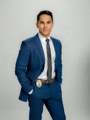 Detective Sam Acosta (Carlos PenaVega) übernimmt die Ermittlungen in einem Mordfall.  +++