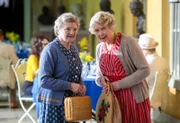 v.li.: Miss Jane Marple (Julia McKenzie), Marjorie Philpot (Wendy Craig).