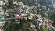 Darjeeling ist vor allem für seinen Tee bekannt. Auf über 2.000 Metern am Hang gelegen, haben es Züge nicht leicht, den Anstieg zu bewältigen.