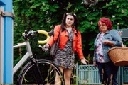 Tina (Anita Eichhorn, links) kann nicht fassen, dass Till sein neues Fahrrad unabgeschlossen in der Dorfmitte stehen lässt. Mit Gundi (Helga Januschkowetz, KLD, rechts).