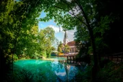 Der Blautopf erhielt seinen Namen durch die intensive Farbe seines Wassers. In gut 20 Meter Tiefe liegt der Eingang zu einem weitverzweigten Höhlensystem.