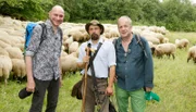 Hubertus Meyer-Burckhardt (rechts) und Ralf Morgenstern (links), begleiten Wanderschäfer Maik Randolph mit seiner Schaf- und Ziegenherde durchs Land.