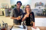 Die passenden Drinks zum leckeren Essen hat Bartender Nic Shanker (l) am Start. Gemeinsam mit Yvonne Willicks (r) mixt er einen selbst kreierten Aperitif mit italienischen Zutaten, den er Amarino nennt.