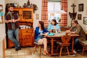 Stadlbauer (Andreas Geiss, rechts) macht Severin (Andi Gießer, links) eine deutliche Ansage. Mit Katharina (Carina Dengler, 2. von links) und Monika (Christine Reimer, 2. von rechts).