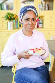 Nadiya Hussain mit ihrem Himbeer-Erdnussbutter-Blechkuchen.