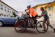 Mit Saschas (Eisi Gulp) Riksha wollen Tina (Anita Eichhorn, Mitte), Rosi (Brigitte Walbrun) und Vera an der BR-Radltour teilnehmen