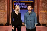 Treten bei 'wer weiß denn sowas?' als Kandidat:innen an: Die Moderatorin und Model Lena Gercke (l.) und der Sänger und Frontmann der Band ‚Revolverheld’ Johannes Strate (r.).