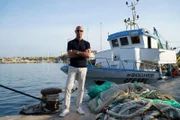 Stanley Tucci im Hafen der südlichsten Insel Italiens  +++