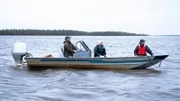 Gage, Avery und Stosh Hoffman legen ihre Netze für den Lachsfang während der Subsistenzsaison aus. (National Geographic/Wayne Shockey)