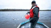 Avery Hoffman legt mit seinem Vater und seinem Bruder Lachsnetze aus. (National Geographic/Wayne Shockey)