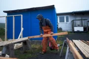 Marvin Agnot und Just Phillips bauen einen Räucherofen zum Trocknen von Fisch. (National Geographic/Ashton Hurlburt)