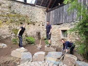 Mara Peters (l.) wohnt mit ihrem Partner Kevin (M.) und ihrer Mutter Petra (r.) auf einem 200 Jahre alten Vierkanthof. Gemeinsam wollen sie den Innenhof in einen gemütlichen Garten verwandeln. Frank Riese und Sebastian Burggraf haben Konzepte entwickelt, doch den Umbau macht die Familie selbst.