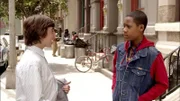 v.li.: Greg Wuliger (Vincent Martella), Chris (Tyler James Williams)